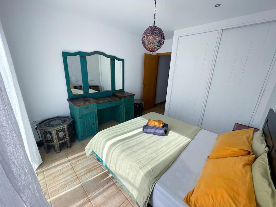 Postel nebo postele na pokoji v ubytování Cozy apartment with large terrace next to the pool