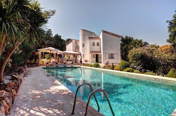 una gran piscina frente a una casa en viilla D Aurus, en Vallauris