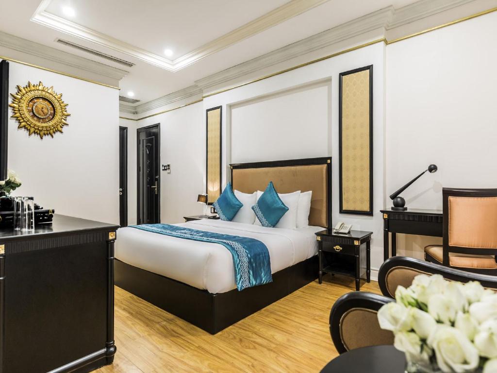 Postel nebo postele na pokoji v ubytování IBIZA Riverfront Da Nang Hotel