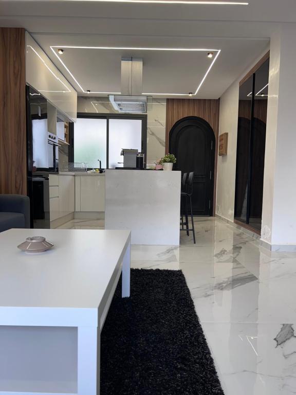 Kuchyň nebo kuchyňský kout v ubytování Coin Confort 2 chambres de luxe avec piscine