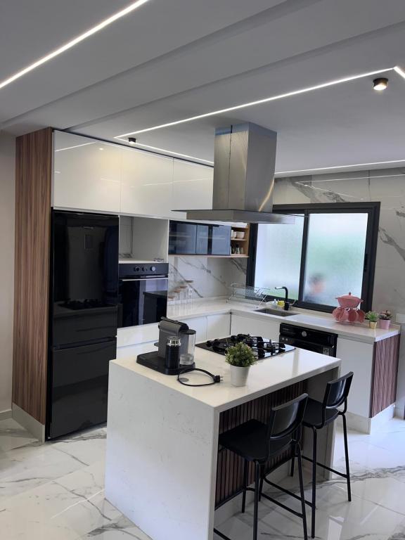 Kuchyň nebo kuchyňský kout v ubytování Coin Confort 2 chambres de luxe avec piscine