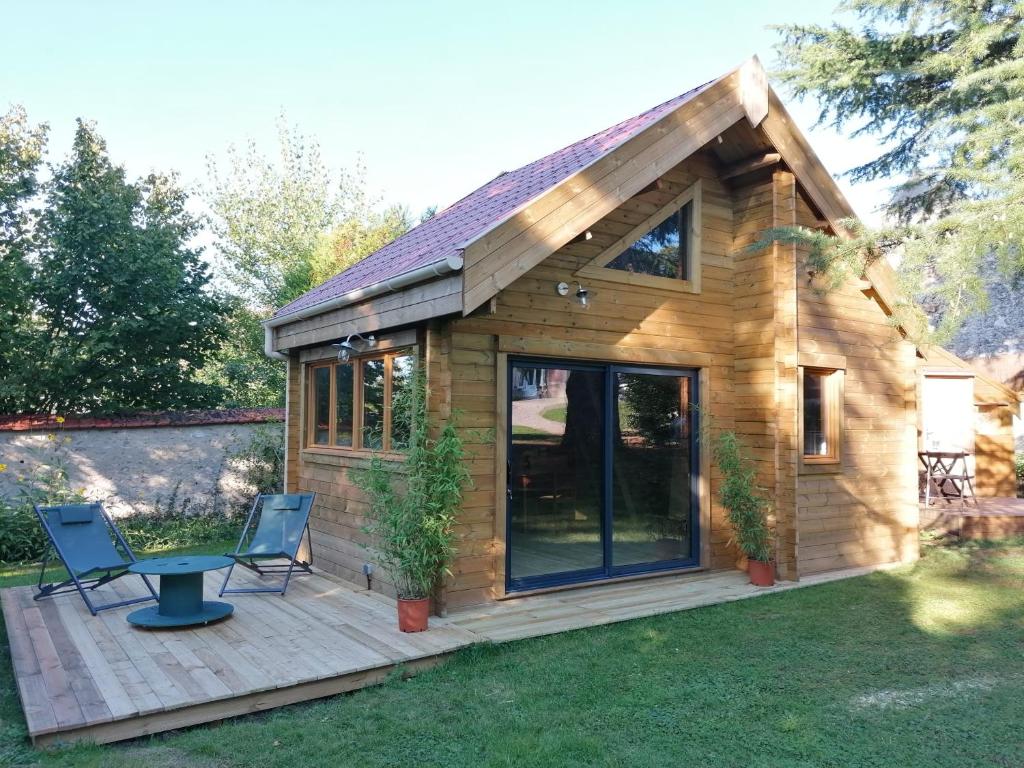 eine Hütte mit 2 Stühlen und einem Picknicktisch auf einer Terrasse in der Unterkunft L'ETAPE PARIS-FONTAINEBLEAU in Pringy