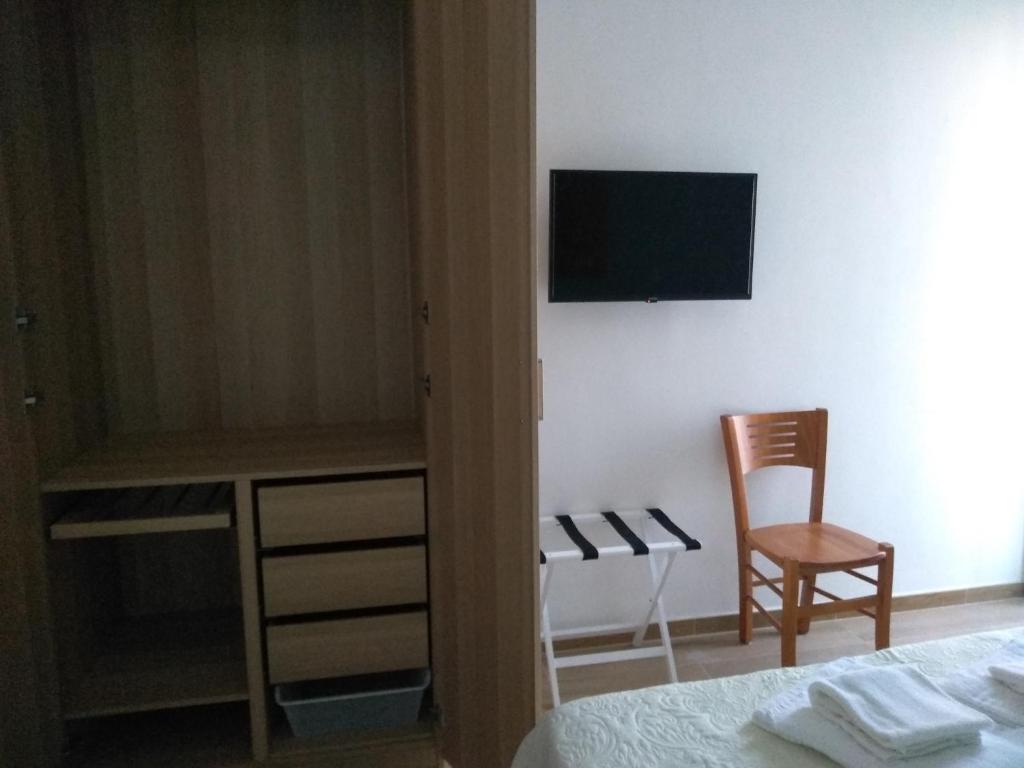 1 dormitorio con cama, escritorio y silla en Affittacamere Da Euro, en La Spezia