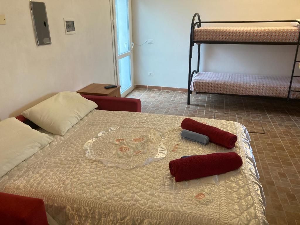 una camera da letto con un letto con cuscini rossi di Casa Relax perfetta per amici a 4 zampe a Marinella di Selinunte