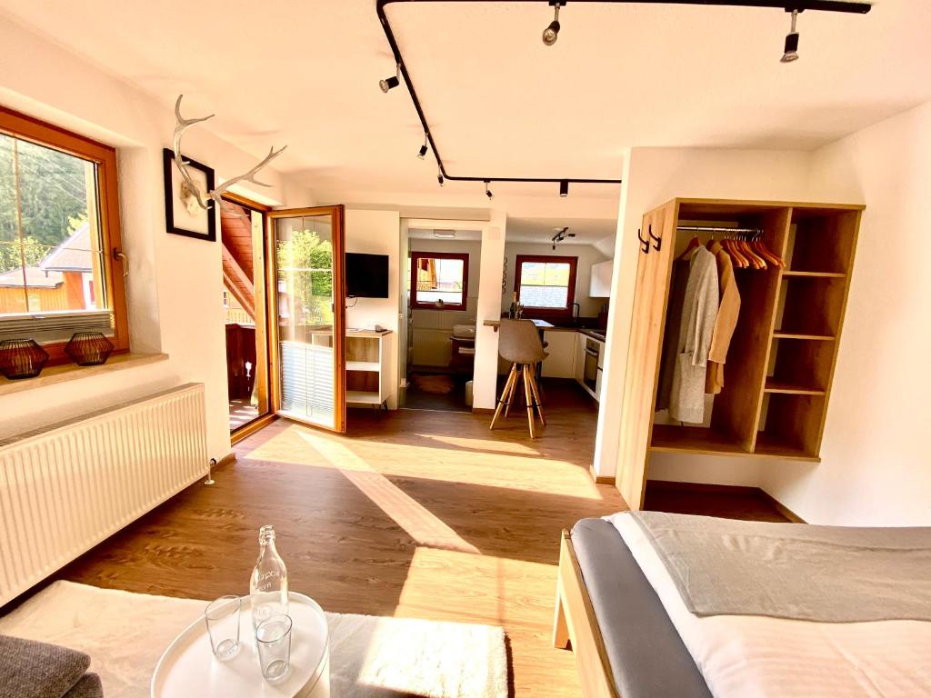 Una habitación con una cama y una mesa en una habitación en Studio Rittisberg im Haus Sonnleitner en Ramsau am Dachstein