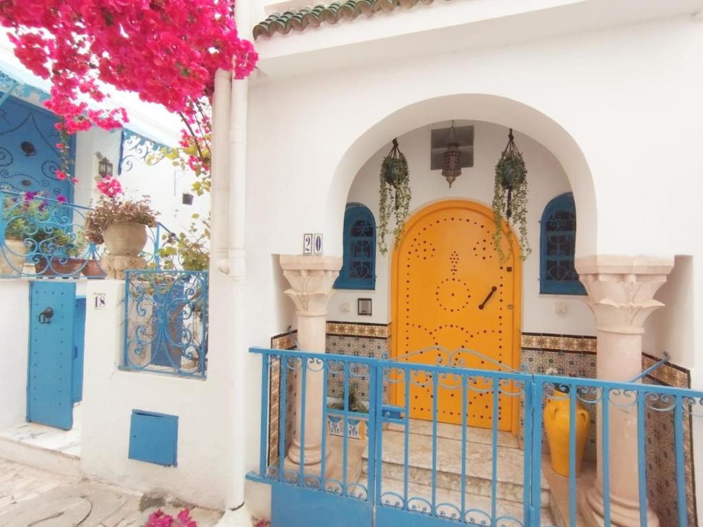 una casa con una puerta amarilla en Positano en Coup de cœur à Sidi Bou Said, en Sidi Bou Saïd