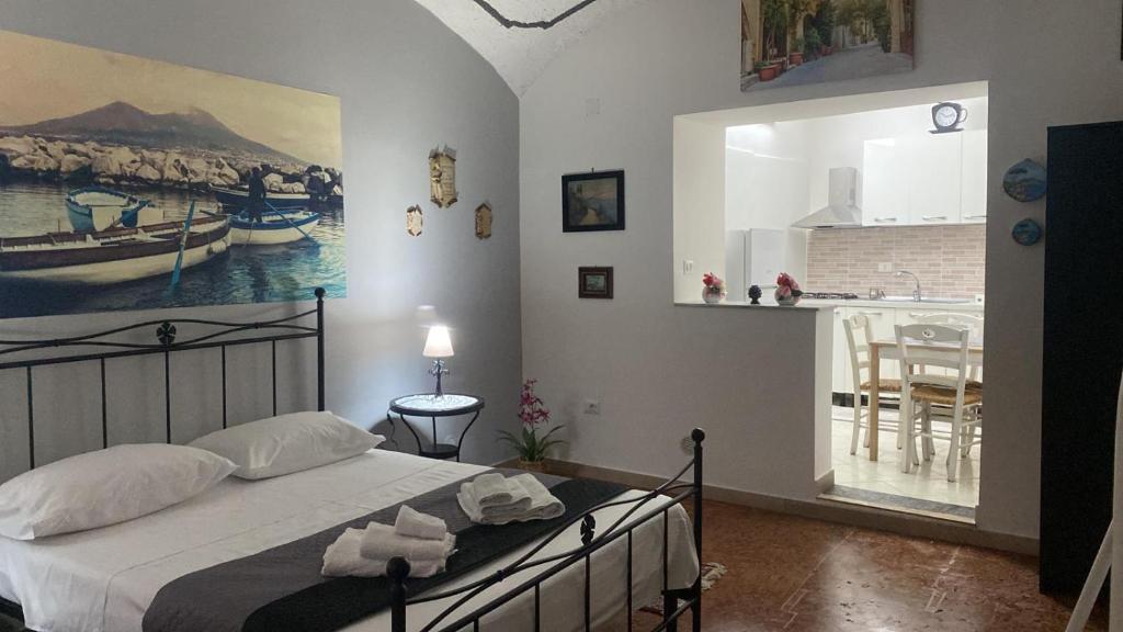 1 dormitorio con 1 cama y una foto de cocina en Lazzarella, en Nápoles