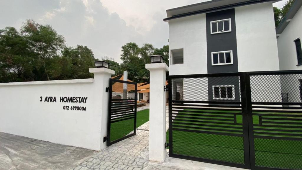czarno-biała brama do domu w obiekcie Ayra De Villa -Ayra Homestay 9-bedroom with Private Pool w mieście Shah Alam