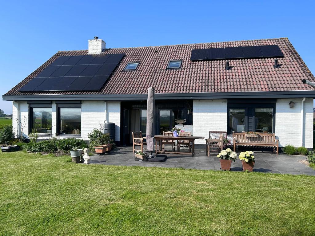 a house with solar panels on the roof at B&B Hieris't in Hoofdplaat