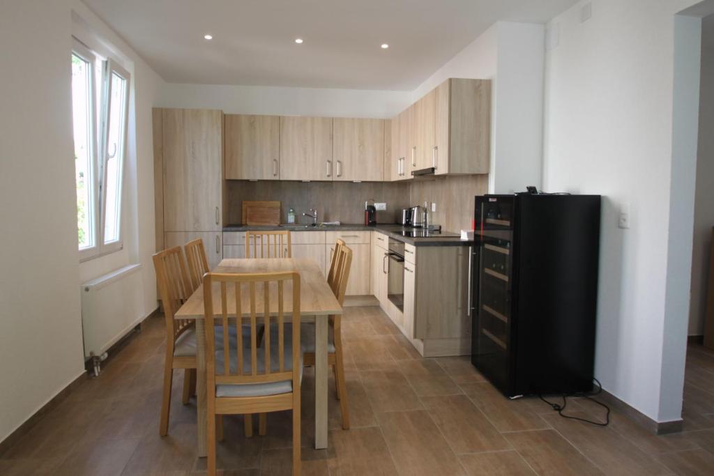 cocina con mesa y nevera negra en Magnifique et spacieux appartement à Lausanne, en Lausana