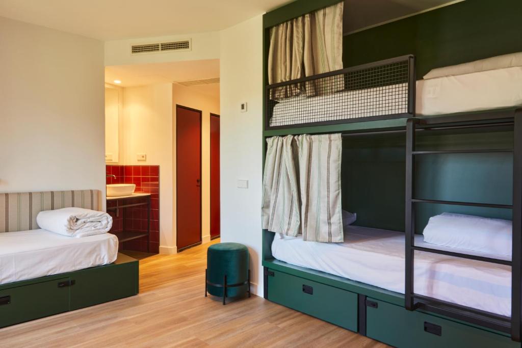 Postel nebo postele na pokoji v ubytování LATROUPE Prado Hostel