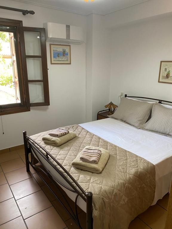 Ένα ή περισσότερα κρεβάτια σε δωμάτιο στο Evgenia's Guest House