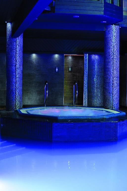 ボウネス・オン・ウィンダミアにあるLakes Hotel & Spaの青いバスルーム(バスタブ、2つの蛇口付)