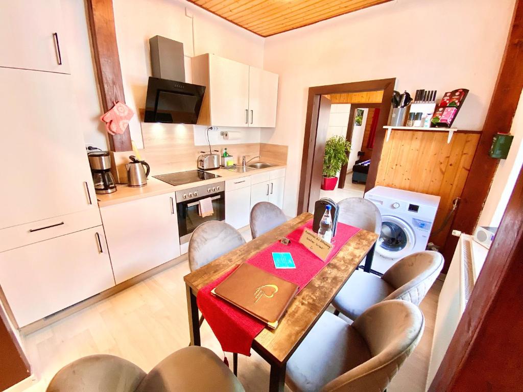 eine Küche mit einem Tisch und Stühlen im Zimmer in der Unterkunft Ferienhaus Zur Abzuchtinsel in Goslar