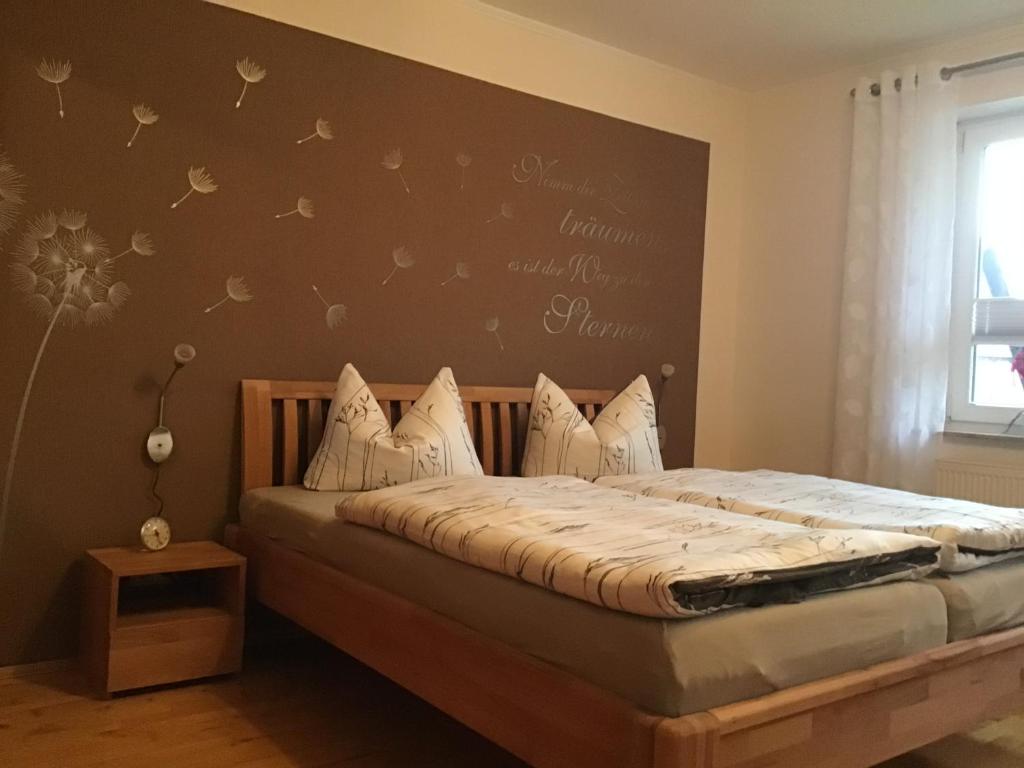 מיטה או מיטות בחדר ב-Ferienwohnung Volgenandt Wingerode
