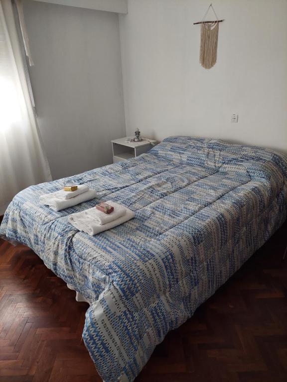 1 dormitorio con 1 cama con 2 toallas en Departamento en Mendoza Capital en Mendoza