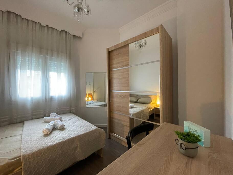 um pequeno quarto com 2 camas e uma mesa em Studio 7 em Tessalônica