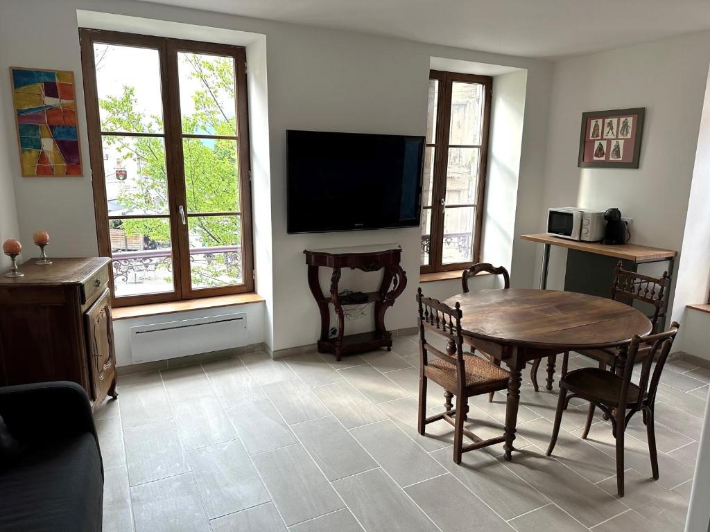 TV a/nebo společenská místnost v ubytování Appartement le saint Pierre