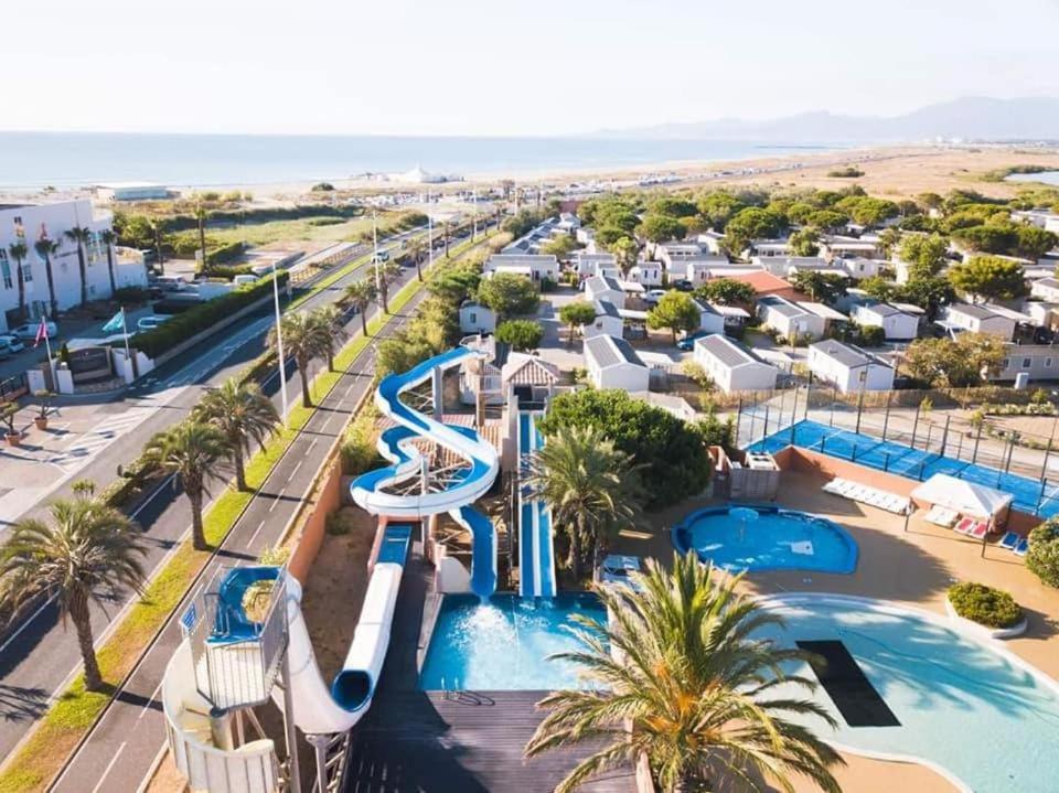 an aerial view of a resort with a water slide at Mobil-home Le cocon in Canet-en-Roussillon