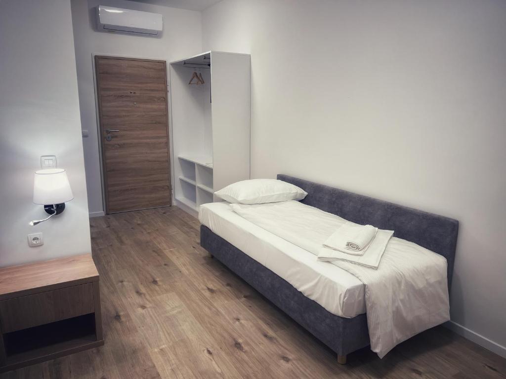Dormitorio pequeño con cama y armario en Olea Vitis, en Međugorje
