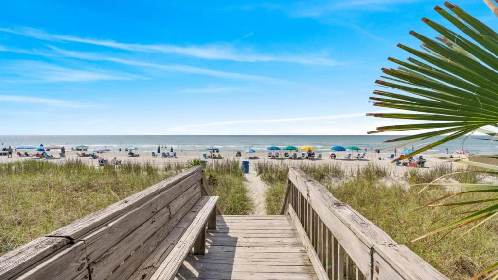 Apartment Large 4BR by the Beach with Pool and Parking, Myrtle Beach