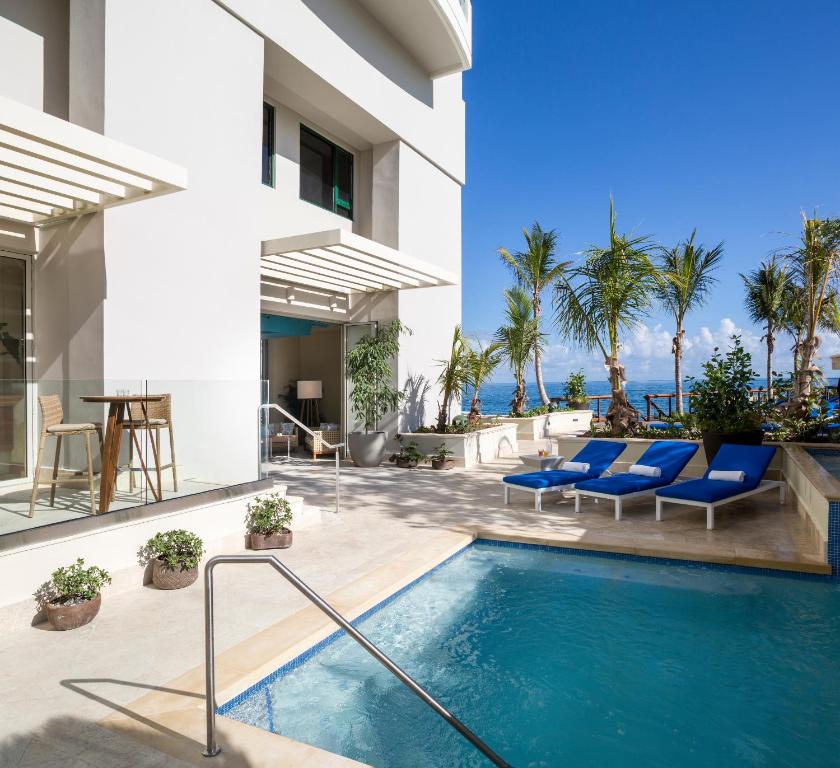 Bazén v ubytování Condado Vanderbilt Hotel nebo v jeho okolí