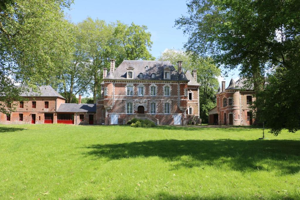 une ancienne maison en briques dans un champ d'herbe dans l'établissement Domaine de Penthièvre, à Blangy-sur-Bresle