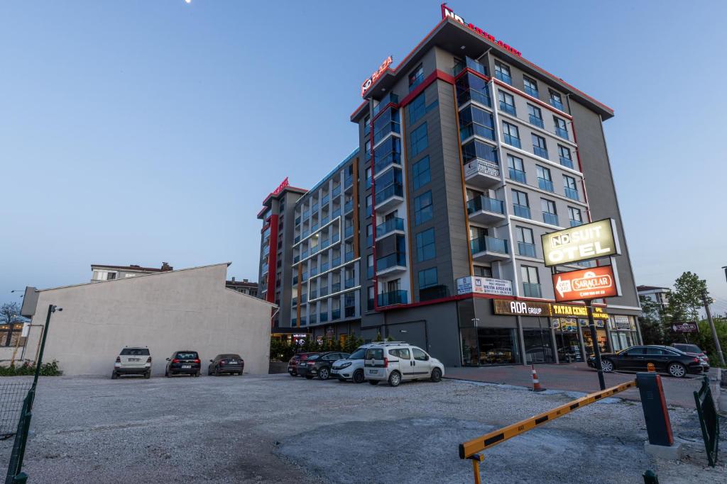 un parking avec des voitures garées devant un bâtiment dans l'établissement ND Suite, à Edirne