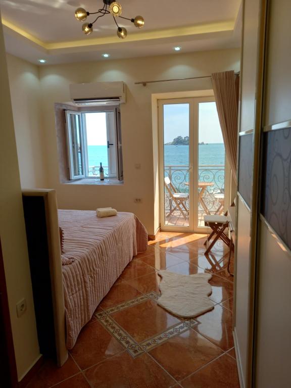1 dormitorio con cama y vistas al océano en Beach House, en Petrovac na Moru