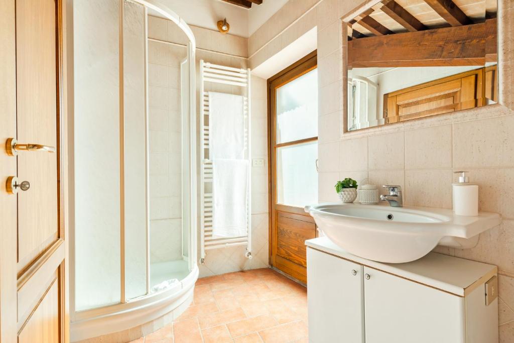 y baño con lavabo y espejo. en Noi2Vacanze FORTINO D'AMORE, en Contignano