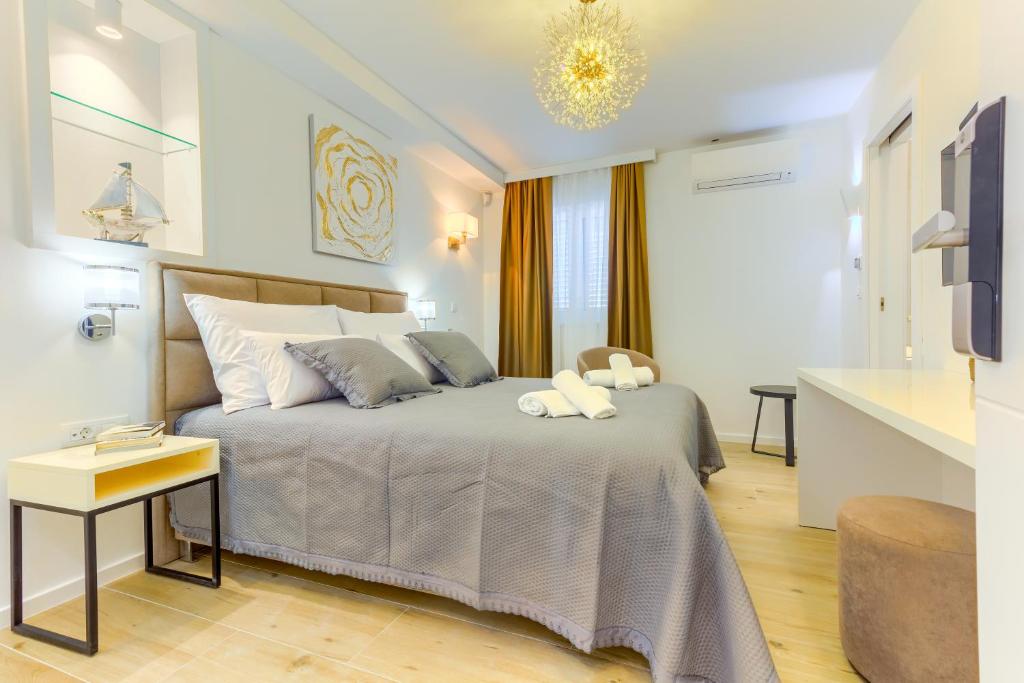 Postel nebo postele na pokoji v ubytování Irini Luxury Rooms