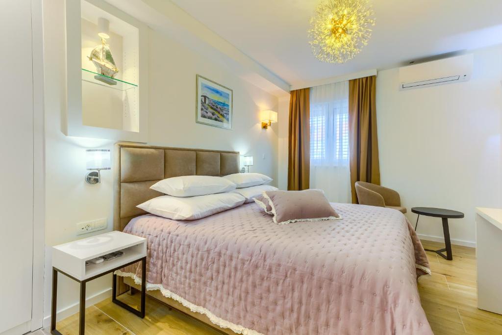 Postel nebo postele na pokoji v ubytování Irini Luxury Rooms