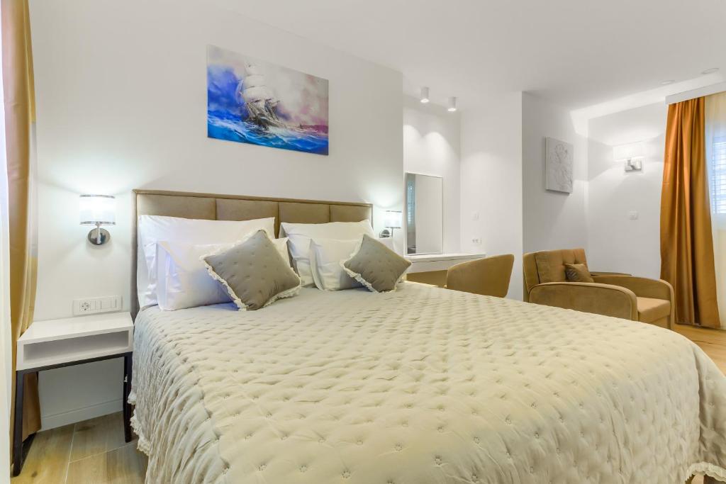 Postel nebo postele na pokoji v ubytování Irini Luxury Rooms