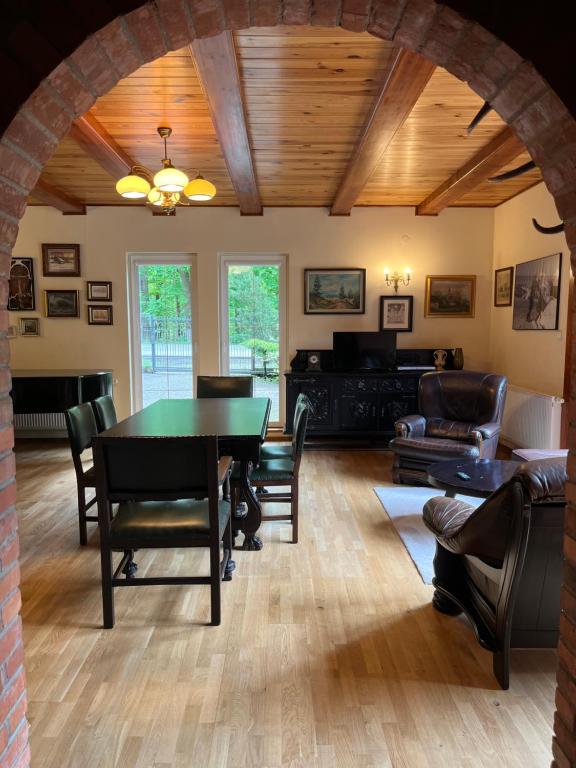 a living room with a table and chairs at Domek Myśliwski w Spale in Spała