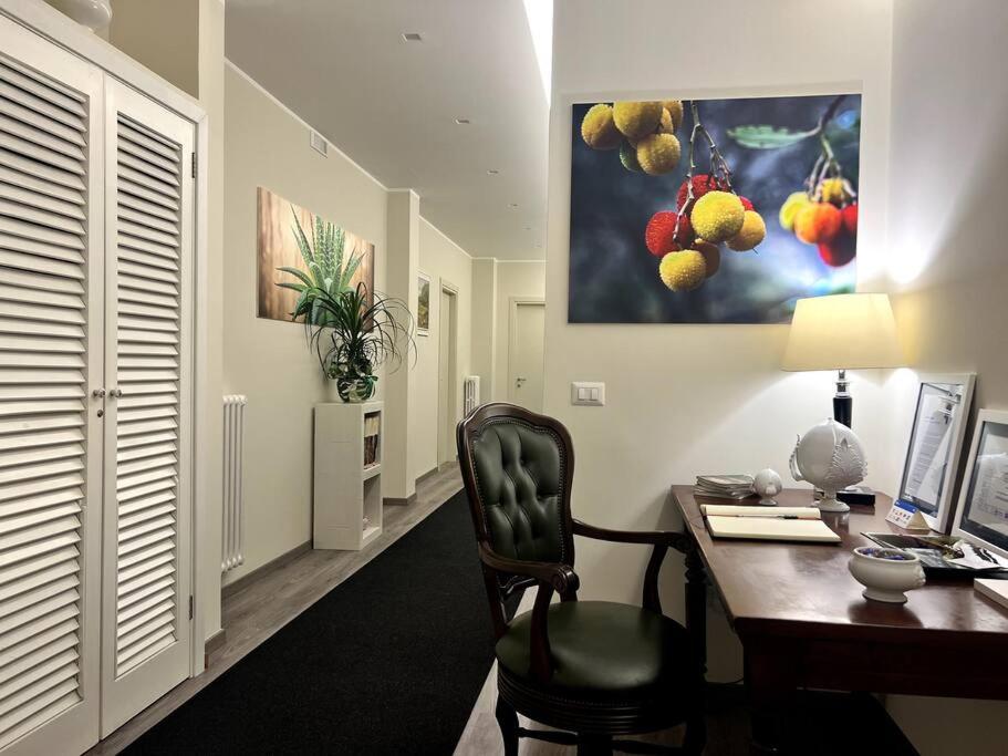 a office with a desk with a chair and a computer at Le Dimore di Luciana - suites & apartments in Lecce