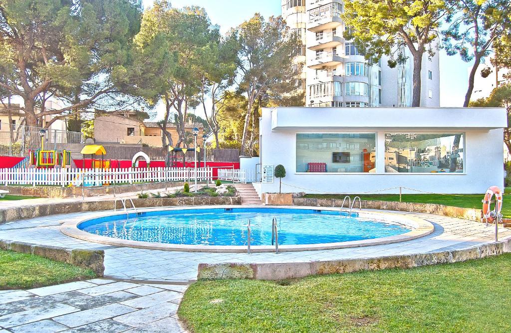 a swimming pool in front of a building at BQ Belvedere Hotel in Palma de Mallorca