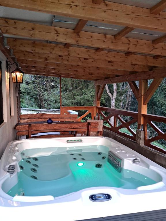 un jacuzzi en una cabaña en House Franja - Spa and relax, en Kranjska Gora