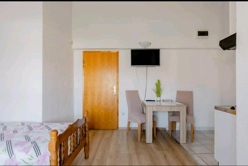 Televízia a/alebo spoločenská miestnosť v ubytovaní Apartmani Račić