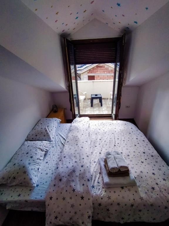 ein kleines Schlafzimmer mit einem Bett und einem Fenster in der Unterkunft Mare Stari grad in Trebinje