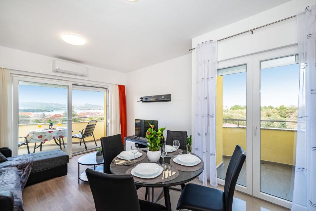 ein Wohnzimmer mit einem Tisch und Stühlen in der Unterkunft Apartments Sandra in Turanj