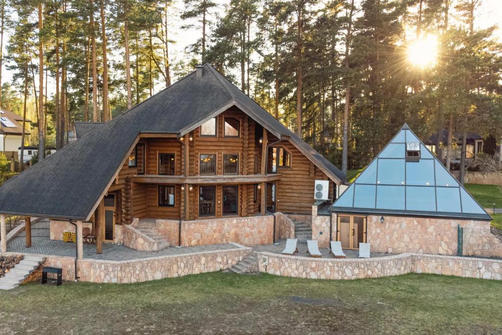 Cabaña de madera con techo de pizarra en Lakeside Escape, en Suniši