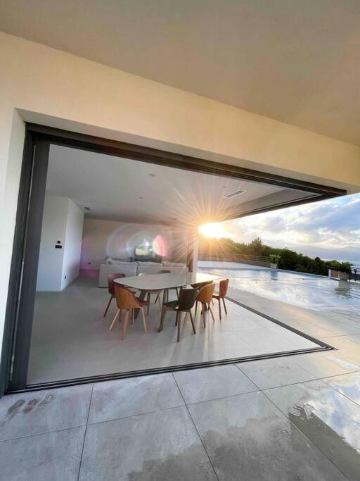 Balkón nebo terasa v ubytování Villa luxe avec piscine et belle vue mer