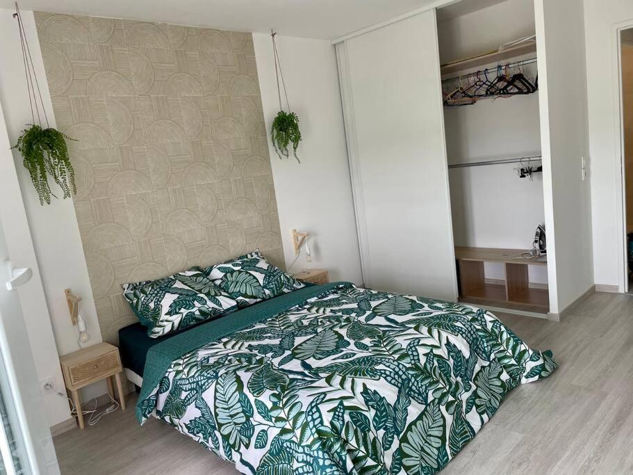 - une chambre avec un lit et une couette verte et blanche dans l'établissement Le Havre de Sérénité - Orly - Gare - Parking privé, à Athis-Mons