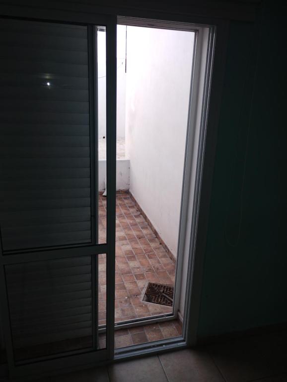 una puerta abierta a una habitación con suelo de ladrillo en JMC en Jesús María