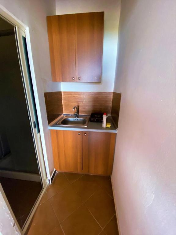 First Room of Panoramic Perch - Hilltop Room with Kitchenette and Patio - Image 4