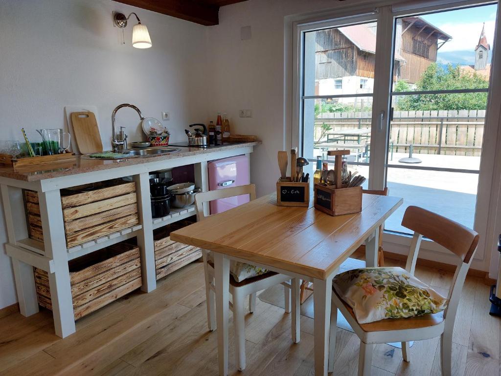 cocina con mesa de madera y fregadero en Graslandhof, en Neumarkt in Steiermark