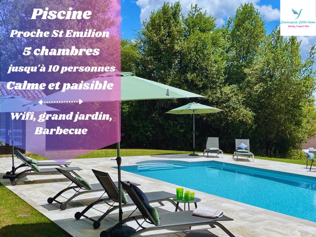 uma placa ao lado de uma piscina com cadeiras e um guarda-sol em Piscine, 10 pers, Clim, Paisible et Agréable em Minzac