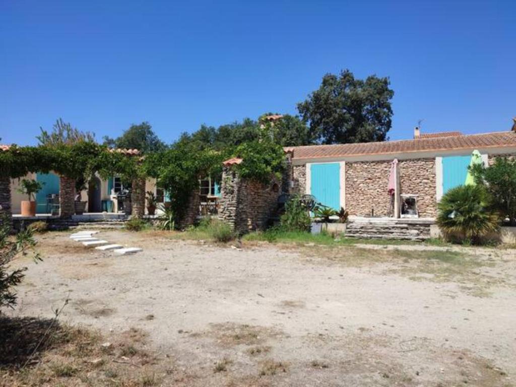 une maison avec une cour devant elle dans l'établissement Gîtes dans les alpilles, à Mouriès