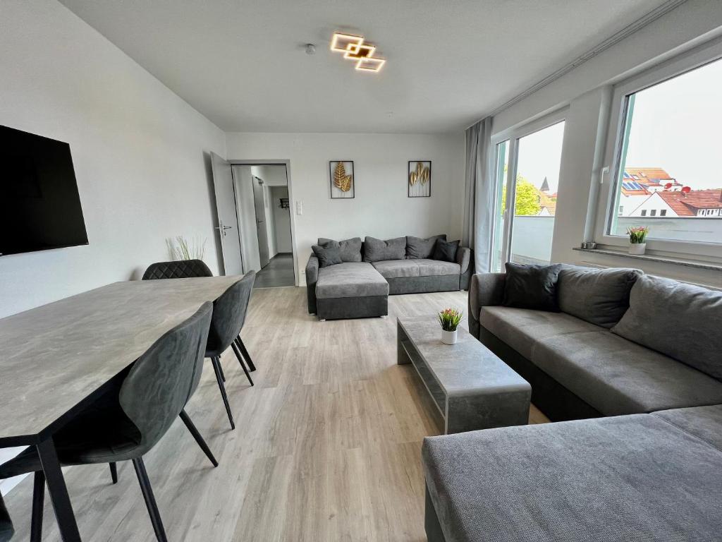 een woonkamer met een bank en een tafel bij Trippel M Apartments Stuttgart Zuffenhausen in Stuttgart