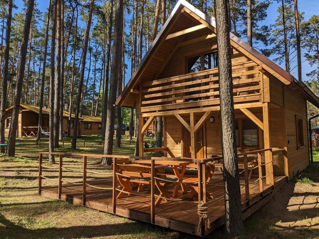 een hut in het bos met een tafel en stoelen bij Lucky house Borsk in Borsk